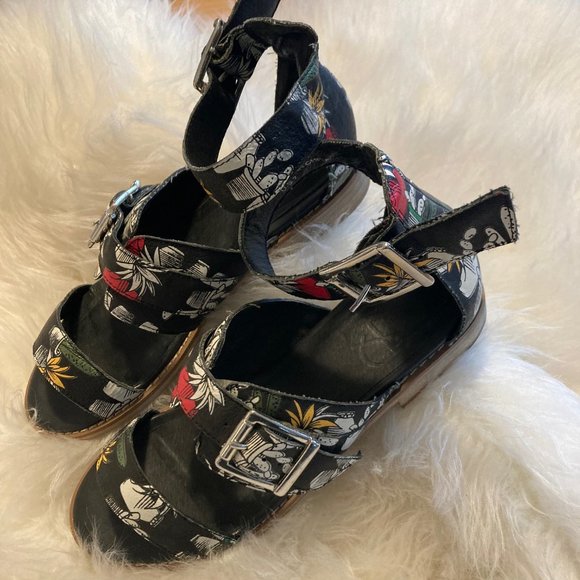 YES Buckled Cactus Print sandals, Size 7 - Picture 2 of 7